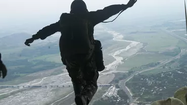Pilotul care a decapitat un parașutist cu aripa avionului și-a aflat pedeapsa. Ce sentință a primit