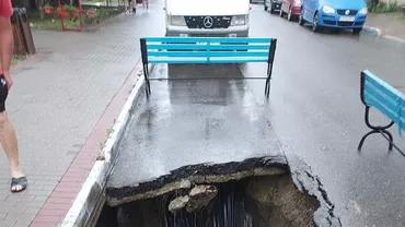 Experiența nefastă a unei șoferițe din Negrești. O stradă din centrul orașului s-a surpart sub roțile mașinii