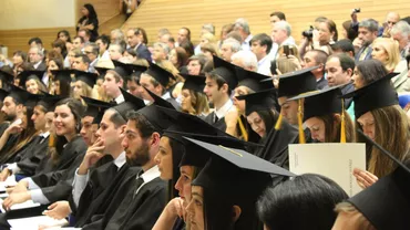Zeci de studenţi clujeni, amendaţi de poliţie pentru o horă în curtea căminului. Amenda a venit târziu dar sigur: peste jumătate de an