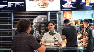 McDonald’s-ul pe stil rusesc a stabilit un record absolut de vânzări în ziua deschiderii: „Nu am văzut niciodată o astfel de cifră de afaceri”