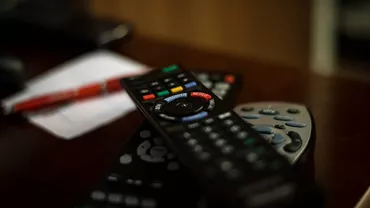 Ce se întâmplă dacă apeși butonul roșu de pe telecomandă. Funcția se aplică televizoarelor cumpărate după 2014