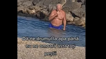 Turiștii se simt ca acasă pe plaja Modern! Bărbat filmat la Constanța în timp ce se spăla pe dinți în mare