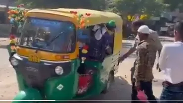 Poliția dintr-un oraș din India, surprinsă când a oprit un tuk-tuk. În vehiculul mic erau înghesuiți 27 de oameni