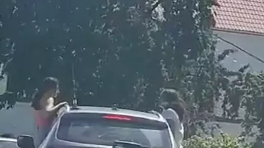 Două tinere din Suceava s-au plimbat câțiva kilometri ieșite pe geamul mașinii. Amenda uriașă pe care au primit-o (VIDEO)