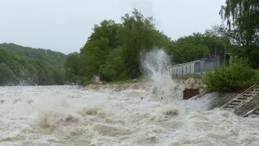 Risc de inundaţii pe râuri din 21 de bazine hidrografice, până duminică la prânz