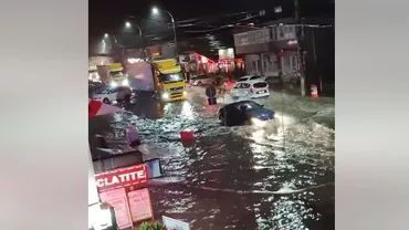 Rupere de nori în Bușteni. Străzile au fost inundate de o ploaie puternică, canalizările nu au mai făcut față (VIDEO)