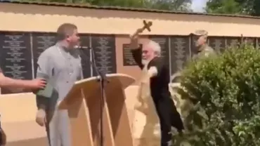 Momentul în care un preot al Bisericii Ortodoxe Ruse a atacat cu crucea un preot al Bisericii Ortodoxe Ucrainene (VIDEO)
