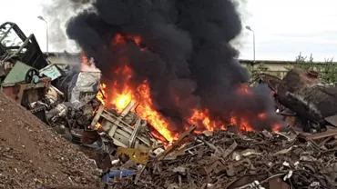 Incendiu cu degajări mari de fum se extinde la un centru de colectare a materialelor reciclabile din Vrancea (VIDEO)