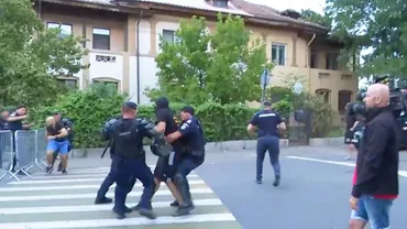 Suporterii celor de la Petrolul și Rapid s-au atacat pe străzile din Ploiești. Bătaia, întreruptă de intervenția în forță a jandarmilor