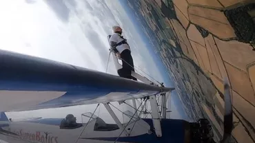 O bătrână de 93 de ani din Marea Britanie a zburat pe un avion, legată cu câteva cabluri (VIDEO)