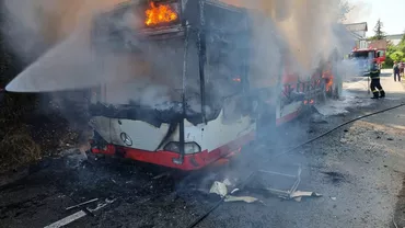 Autobuz incendiat pe o şosea din Bistriţa: şoferul şi pasagerii s-au salvat sărind prin geamurile sparte ale maşinii