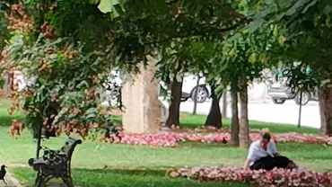 Plecată cu BMW-ul la furat de flori / Cum a fost surprinsă o femeie într-un parc din Craiova