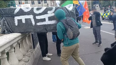 Proteste împotriva monarhiei britanice, în Irlanda: Un sicriu pe care era scris „RIP British Empire” a fost aruncat în râul ce traversează Dublin