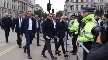 Emmanuel și Brigitte Macron, în ghete sport la priveghiul reginei Elisabeta a II - a (VIDEO)