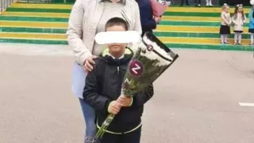 Noul an școlar a început în Rusia sub semnul războiului. Copiii țin în mână buchete de flori inscripţionate cu litera Z