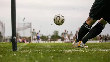 Un fost antrenor din Liga 1, actualmente selecționer, a fost suspendat din funcție pentru o abatere sexuală / Un jucător l-a reclamat