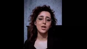 Imagini virale cu o tânără care cântă „Bella Ciao” în farsi: Melodia, dedicată tinerei ucise în Iran pentru că purta greșit voalul (VIDEO)