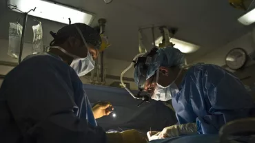 Medicii i-au salvat viața unui bărbat printr-o operație revoluționară la plămâni. Ce au pus în locul lor