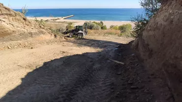 Un afacerist constănțean a distrus cu buldozerul 2000 m.p. din faleza orașului. În ciuda distrugerii, Garda de Mediu l-a amendat cu mai puțin de....3000 euro