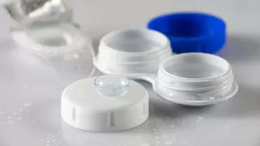 Ireal! Un medic a îndepărtat 23 de lentile de contact dintr-un singur ochi (VIDEO)