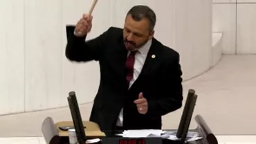 Un deputat turc își sparge telefonul cu un ciocan de la tribuna Parlamentului (Video)