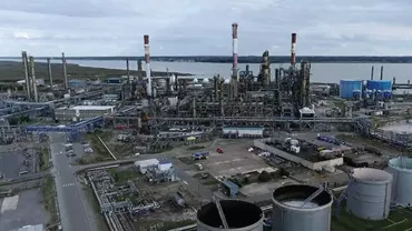 Greviștii din rafinăriile franceze sfidează Guvernul care îi amenință că îi va trimite la muncă forțat