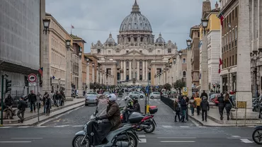 Un turist a spart două sculpturi antice de la Vatican, enervat că nu-l poate vedea pe papa Francisc