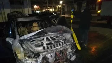 Două maşini au fost făcute scrum într-o parcare din Brăila. Focul ar fi fost pus intenţionat