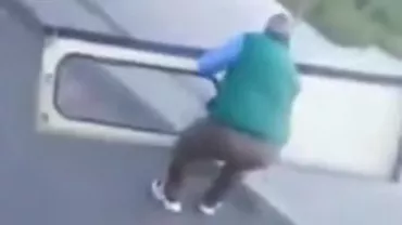 Ușa unui tramvai din Iași s-a desprins chiar în timpul mersului. Vatmanul a coborât să o recupereze: „Filmați-i așa, să-i vadă lumea
