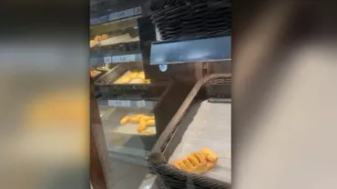 Un șoarece a fost filmat în timp ce se plimba pe rafturile unui supermarket din Năsăud (VIDEO)