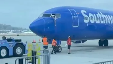 Obiect prețios recuperat în condiții extreme: un pilot de avion s-a aplecat pe fereastră pentru a lua telefonul uitat la poarta de îmbarcare de către un pasager