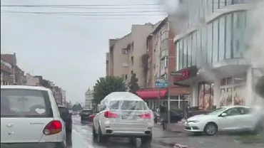 Autoturism BMW acoperit cu folie de plastic, devenit vedetă în trafic