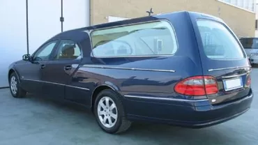 Un cadavru a fost pierdut pe o șosea din România, după ce a căzut dintr-o mașină de pompe funebre. Ce au transmis polițiștii