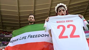 Mesaje de susținere pentru protestele din Iran, la Cupa Mondială din Qatar. Securitatea a escortat un bărbat care purta un tricou cu „Femei, Viață, Libertate”