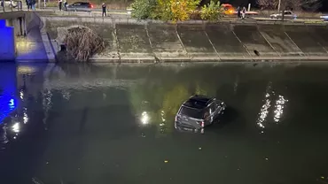 Un alt șofer a ajuns cu mașina în râul Dâmbovița: incidentul a avut loc în zona Pasajul Nicolae Grigorescu