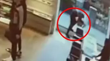 Un hoț a leșinat după ce s-a izbit în fugă de geamul unui magazin jefuit