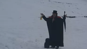 Salvamontiștii din Bușteni au oprit un turist să urce pe Vârful Omu. Bărbatul era costumat în Dracula (VIDEO, FOTO)