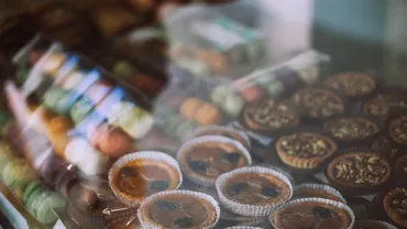 Vitrina caldă, nelipsită din localuri precum pizzerii și patiserii. Care sunt beneficiile sale?