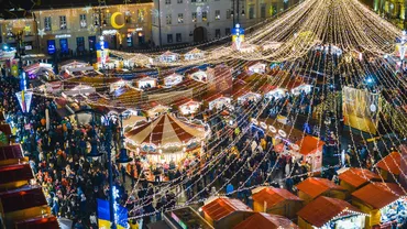 Aglomerație la deschiderea Târgului de Crăciun din Sibiu. Albă ca Zăpada, Moș Crăciun, scena cu DJ Vasile și alte atracții pe care vizitatorii le pot vedea (FOTO)