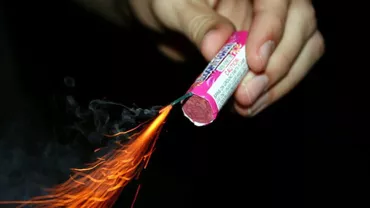 Incident grav în Caraș-Severin: O fetiță de 13 ani a fost lovită în ochiul drept cu o petardă. Polițiștii au deschis dosar penal