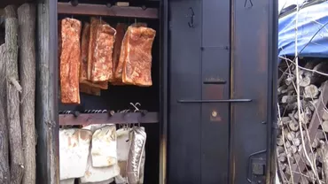 A vrut să mănânce slănină, dar și-a incendiat propria casă! Locuință distrusă de focul pornit de la o afumătoare