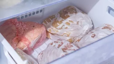 Greșeala uriașă pe care o fac românii cu carnea de porc. Cât timp poate fi păstrată, de fapt, în congelator