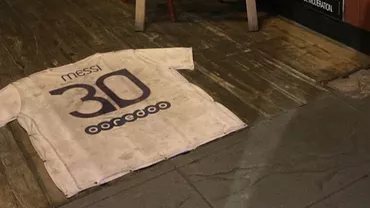 Au pus tricoul lui Messi la intrarea într-un bar din Franța și i-au rugat pe clienți să se șteargă pe picioare înainte să intre