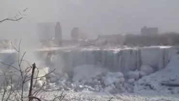 „Viscolul secolului” din SUA transformă cascada Niagara într-o minune de iarnă (VIDEO)