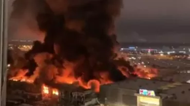 Incendiu violent pe o suprafață de 7.000 metri pătrați în apropiere de Moscova: „Un act deliberat, cum ar fi un incendiu premeditat, este luat în considerare”