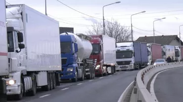 Coloana de TIR-uri spre Vama Siret are 27 de kilometri. Traficul dinspre Rădăuți spre Suceava este oprit. Rutele alternative