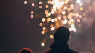 Românii care vor să-și petreacă noaptea dintre ani pe litoral trebuie să scoată din buzunare sume uriașe. Două nopți de cazare în Mamaia costă 7.700 de lei, în Eforie Nord este și mai scump