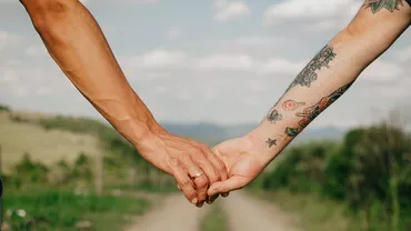 Povestea îngrozitoare a unui cuplu homosexual din Rusia, care a solicitat azil în Franța: „Pentru un bărbat gay nu mai există viață în Rusia”