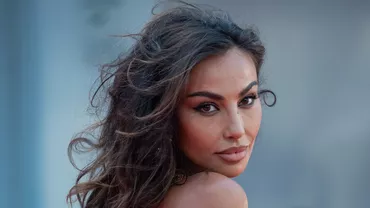 Mădălina Ghenea, criticată dur pentru imaginile în care dansează pe masă înconjurată numai de bărbați. Reacția actriței: „Unii oameni trebuie să se calmeze puțin!” (FOTO)