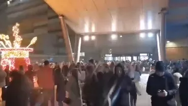 Circa 2.000 de oameni evacuați dintr-un mall din Capitală, din cauza unei amenințări cu bombă